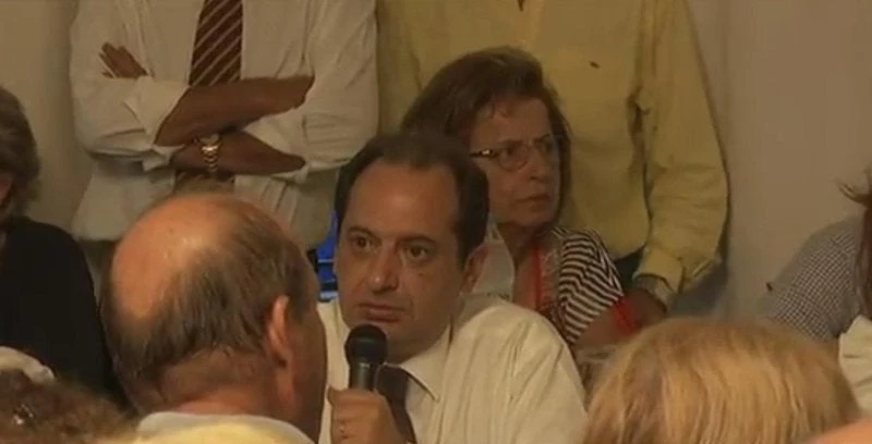 Θράσος και αναισθησία Σπίρτζη στα καμμένα του Νέου Βουτζά: «Δεν καταλαβαίνω γιατί επικρατεί ένταση» – «Να πάμε για καφέ αν θέλετε» (εικόνες, βίντεο)